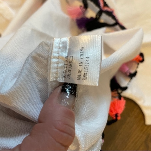 White T-shirt with tassel hem - Picture 5 of 7